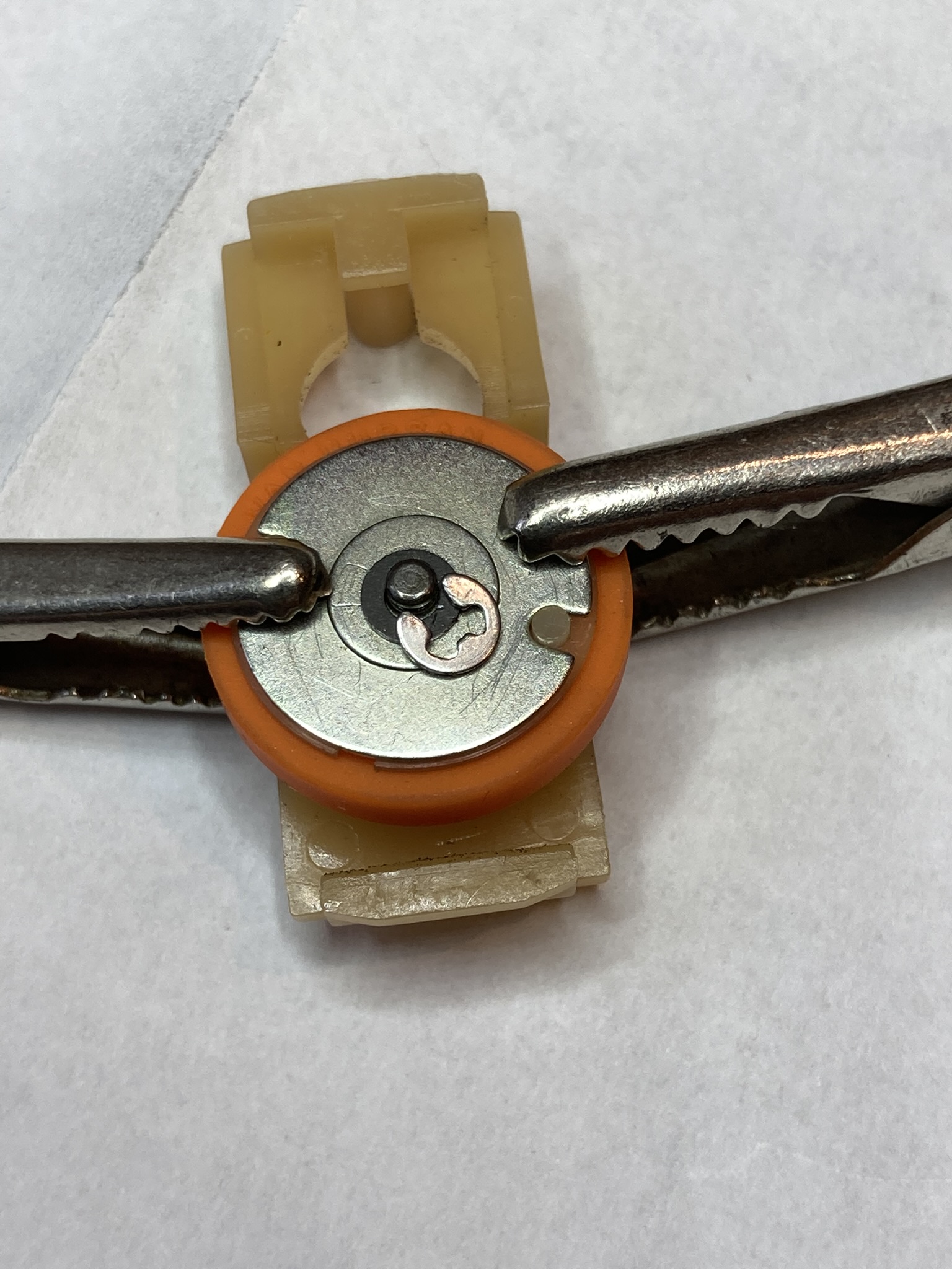 Aufziehen des neuen Idler-Gummies