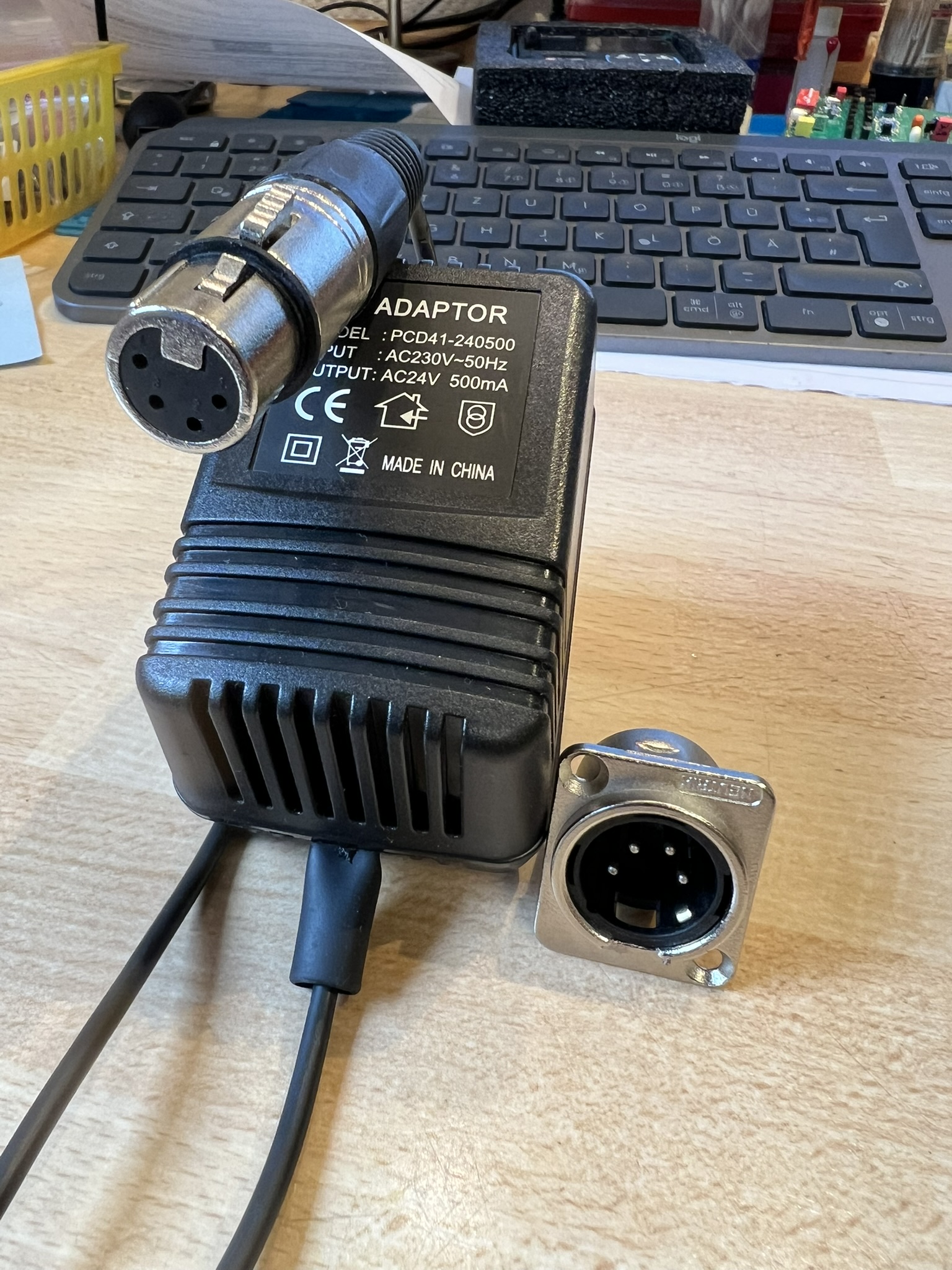 Zuführung der 2 * 24V Wechselspannung über 4 poligen Neutrik Anschluß