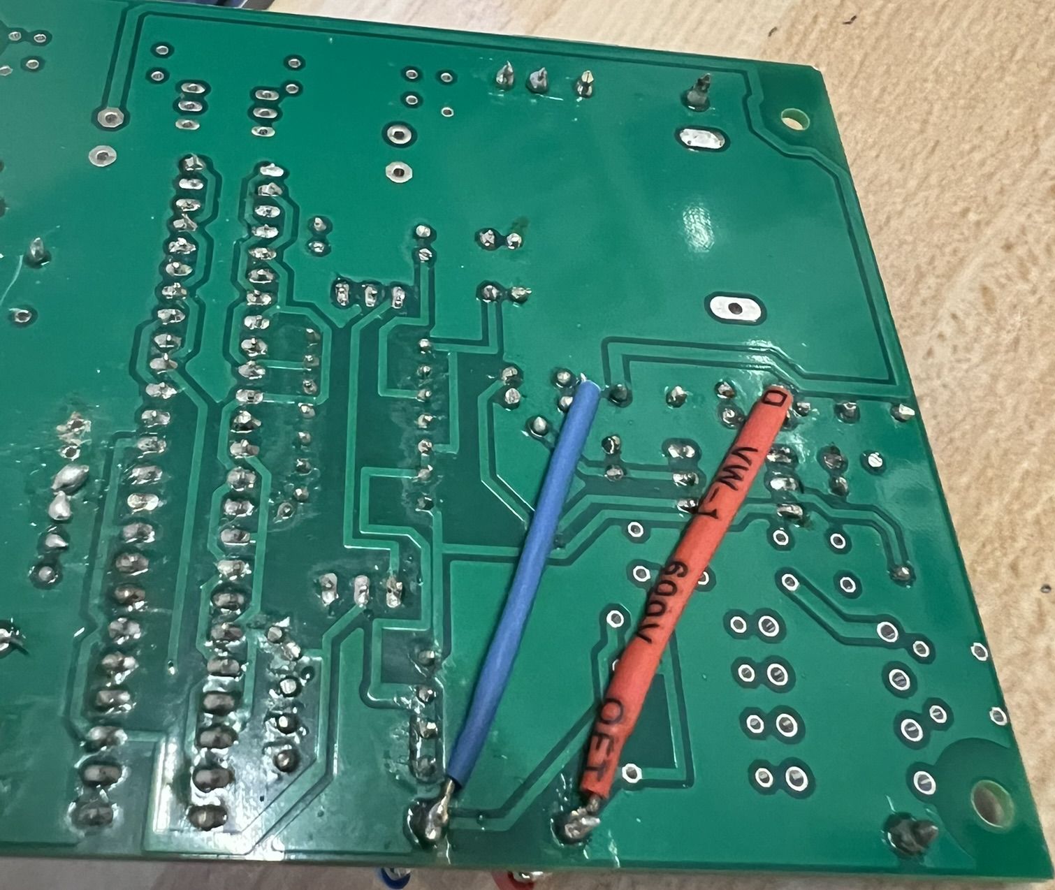 Verstärkung der Zuleitungen zu IC1 & IC2